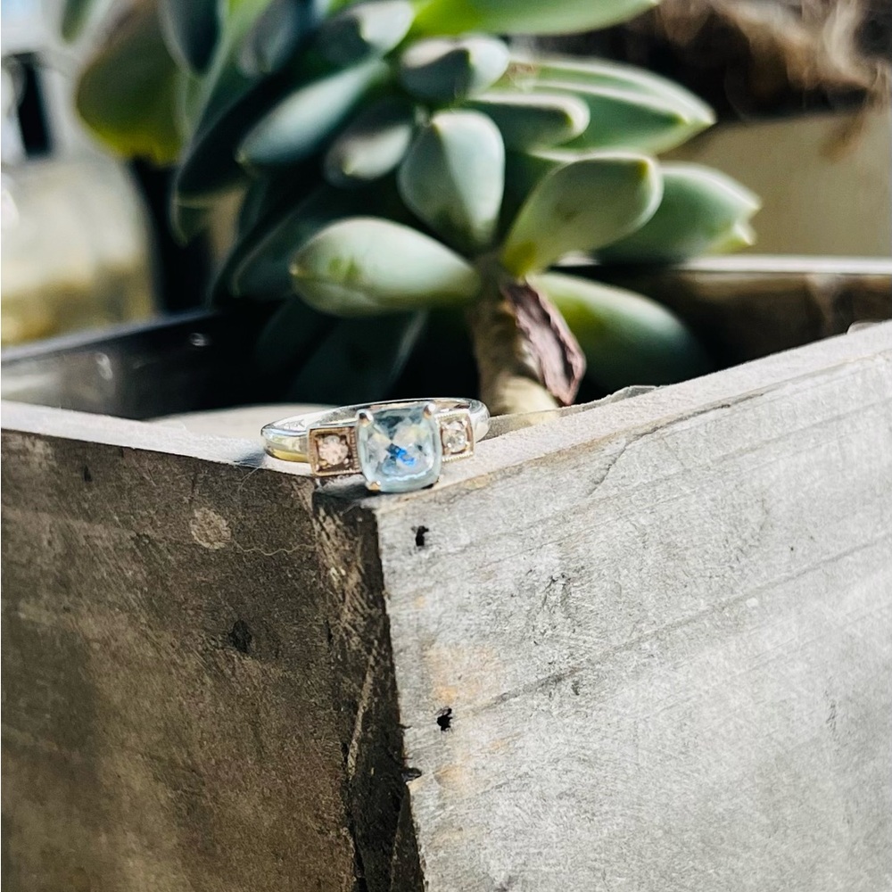 Stunning aquamarine and diamond ring set in white gold